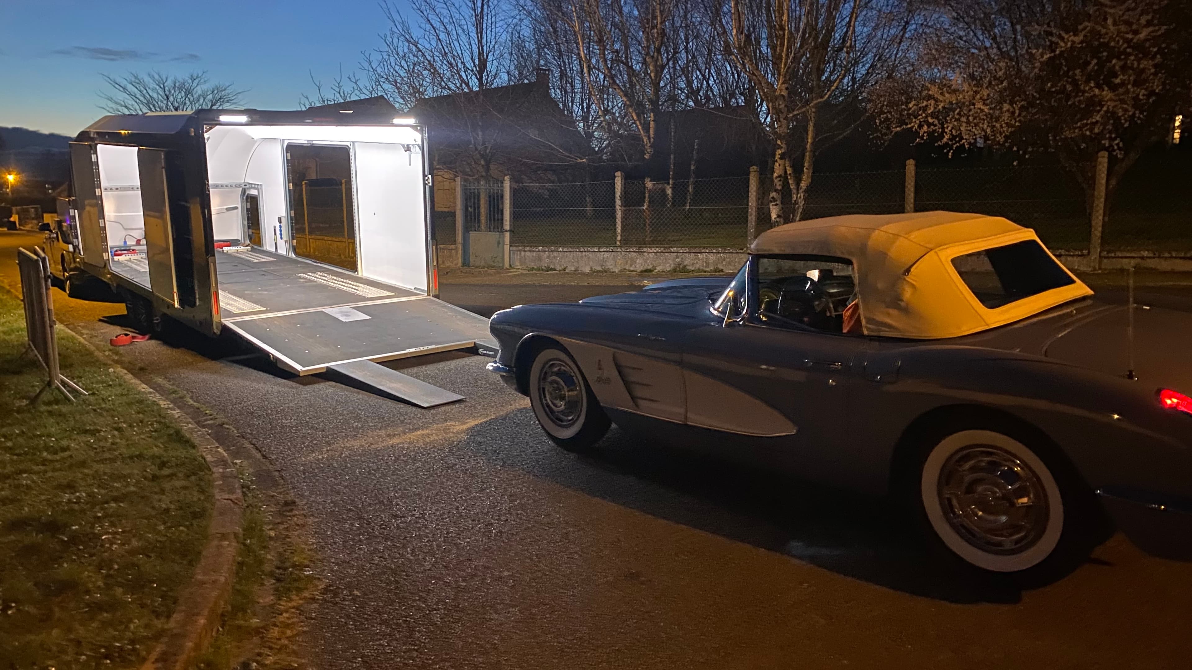 Chargement Porsche 991 GTS dans remorque Brian James RT7 - Vue drone