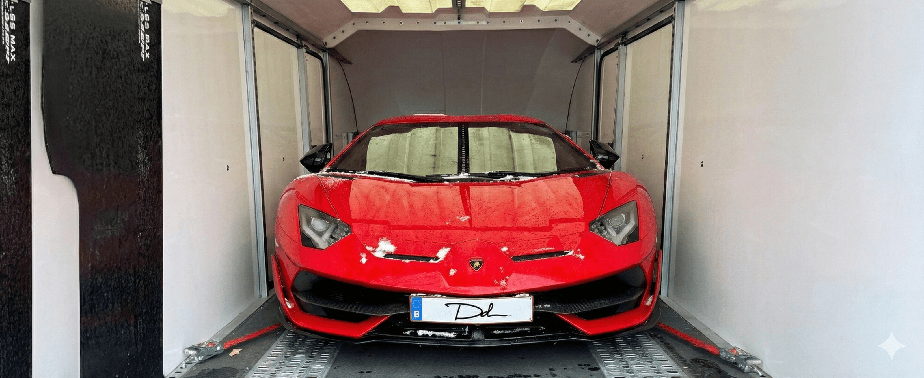 Lamborghini Aventador SVJ rouge dans remorque fermée Delta Driving