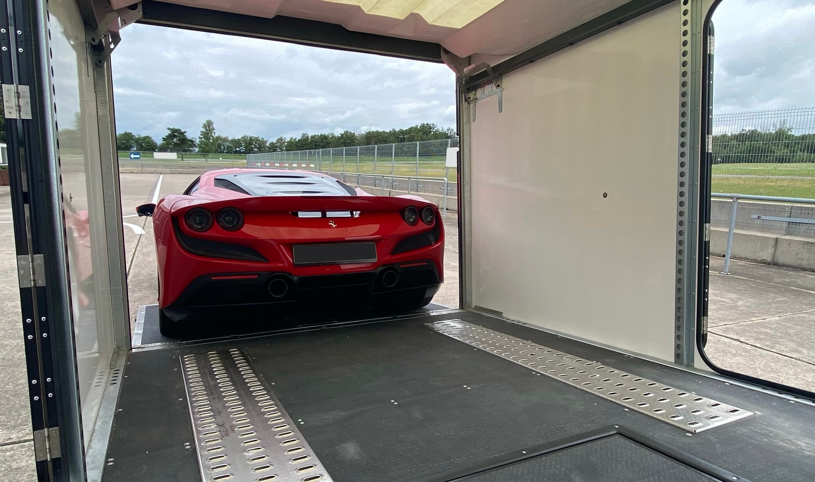 Intérieur luxueux Ferrari F8 Tributo - Sellerie cuir et carbone